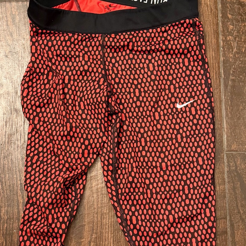 Nike womens Dri-Fit Black and Red Patterned running Leggings/sportsbra outfit